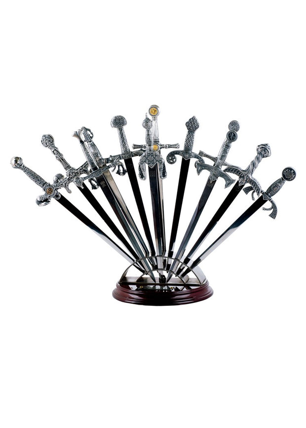 Kirjeenavaajien teline puisella jalustalla