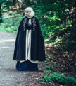 Kirjailtu viitta Lyra