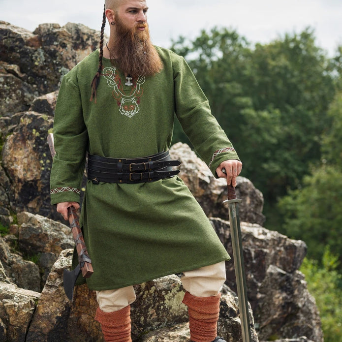 Viikinkiajan käsinkirjailtu tunika